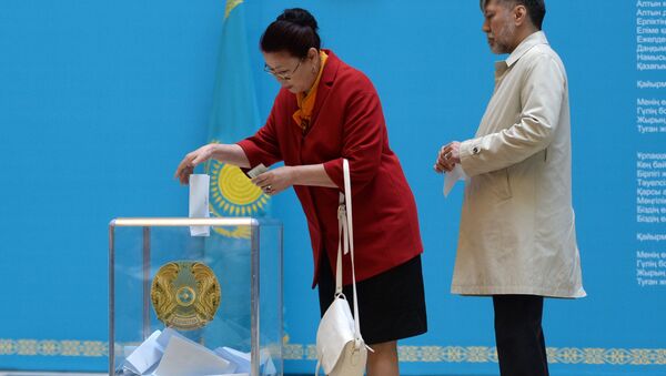 Люди на избирательном участке во время выборов, архивное фото - Sputnik Казахстан