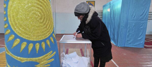 Люди на избирательном участке во время выборов, архивное фото - Sputnik Казахстан