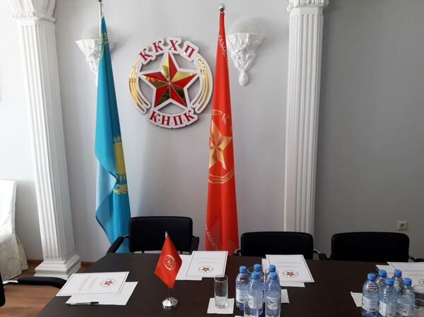 Конец эпохи коммунистов в Казахстане – кто будет строить светлое будущее Конец эпохи коммунистов в Казахстане – кто будет строить светлое будущее - Sputnik Казахстан