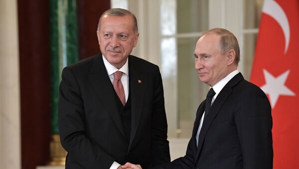 Президент РФ Владимир Путин и президент Турции Реджеп Тайип Эрдоган (слева) после пресс-конференции по итогам российско-турецких переговоров - Sputnik Казахстан