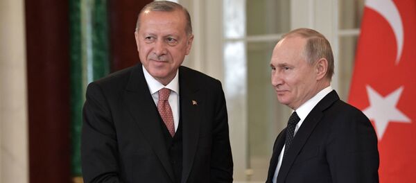 Президент РФ Владимир Путин и президент Турции Реджеп Тайип Эрдоган (слева) после пресс-конференции по итогам российско-турецких переговоров - Sputnik Казахстан