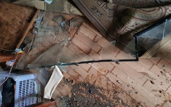 Последствия порыва теплотрассы: несколько квартир залило кипятком, разбиты окна, повреждена бытовая техника, мебель - Sputnik Казахстан