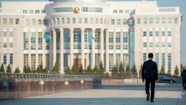 Мужчина на площади у Акорды, архивное фото - Sputnik Казахстан