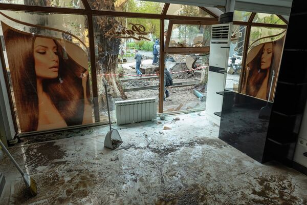 Клубы пара, грохот и шок: пострадавшие от фонтана кипятка алматинцы рассказали о ЧП - Sputnik Казахстан