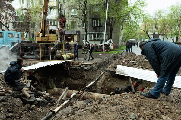 Клубы пара, грохот и шок: пострадавшие от фонтана кипятка алматинцы рассказали о ЧП - Sputnik Казахстан