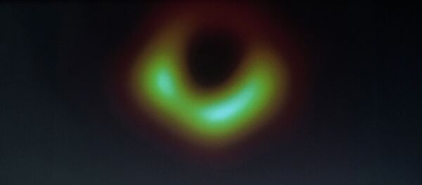 Первое изображение черной дыры продемонстрировано на пресс-конференции в Вашингтоне,  10 апреля 2019 года - Sputnik Казахстан
