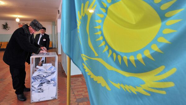 Мужчина на избирательном участке, архивное фото - Sputnik Казахстан