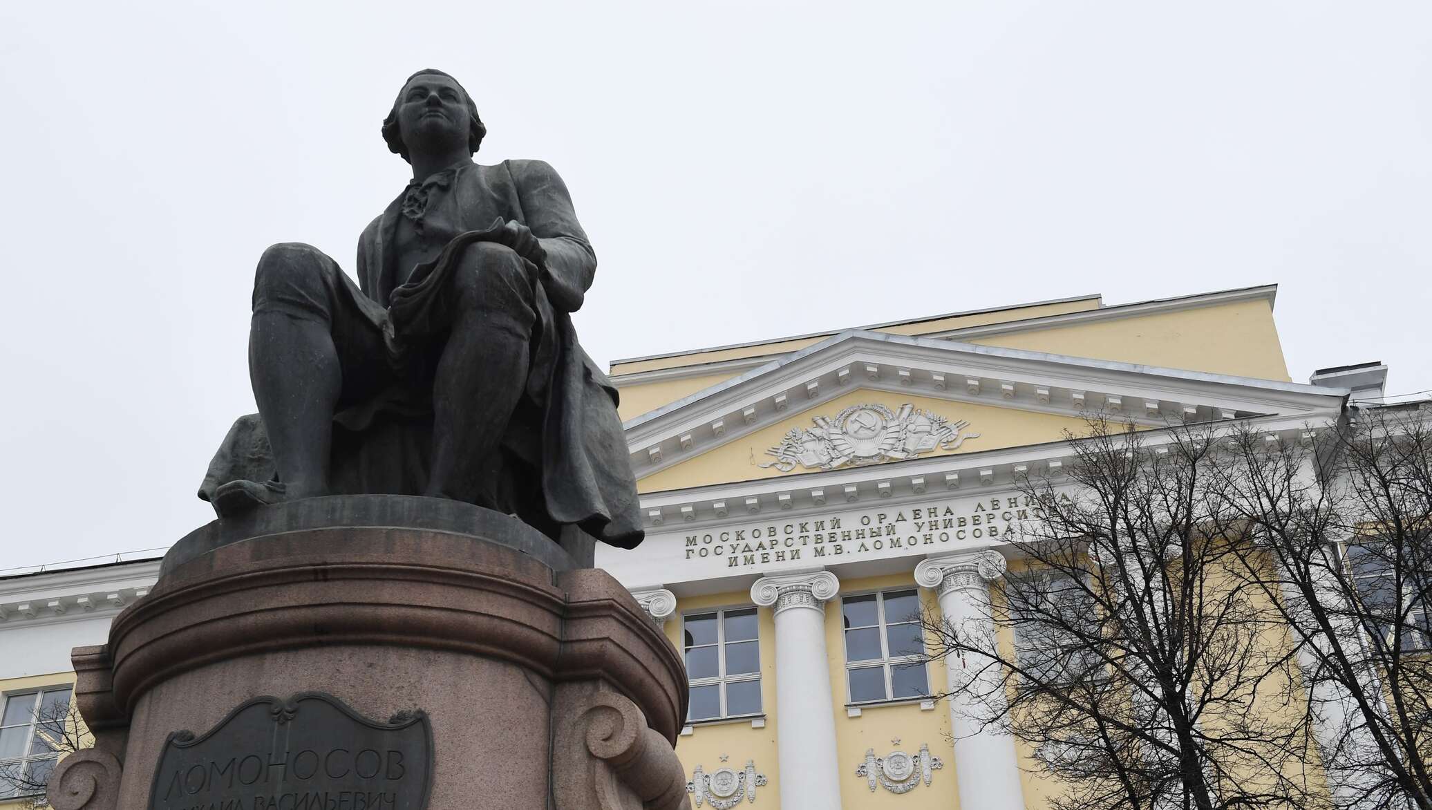 Журфак. МГУ на Моховой памятник Ломоносова. Памятник м.в.Ломоносову перед МГУ. Памятник Ломоносову МГУ журфак. Старый памятник Ломоносову МГУ на Моховой улице.