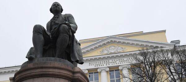 Памятник М. В. Ломоносову и здание факультета журналистики Московского государственного университета имени М. В. Ломоносова на Моховой улице - Sputnik Казахстан