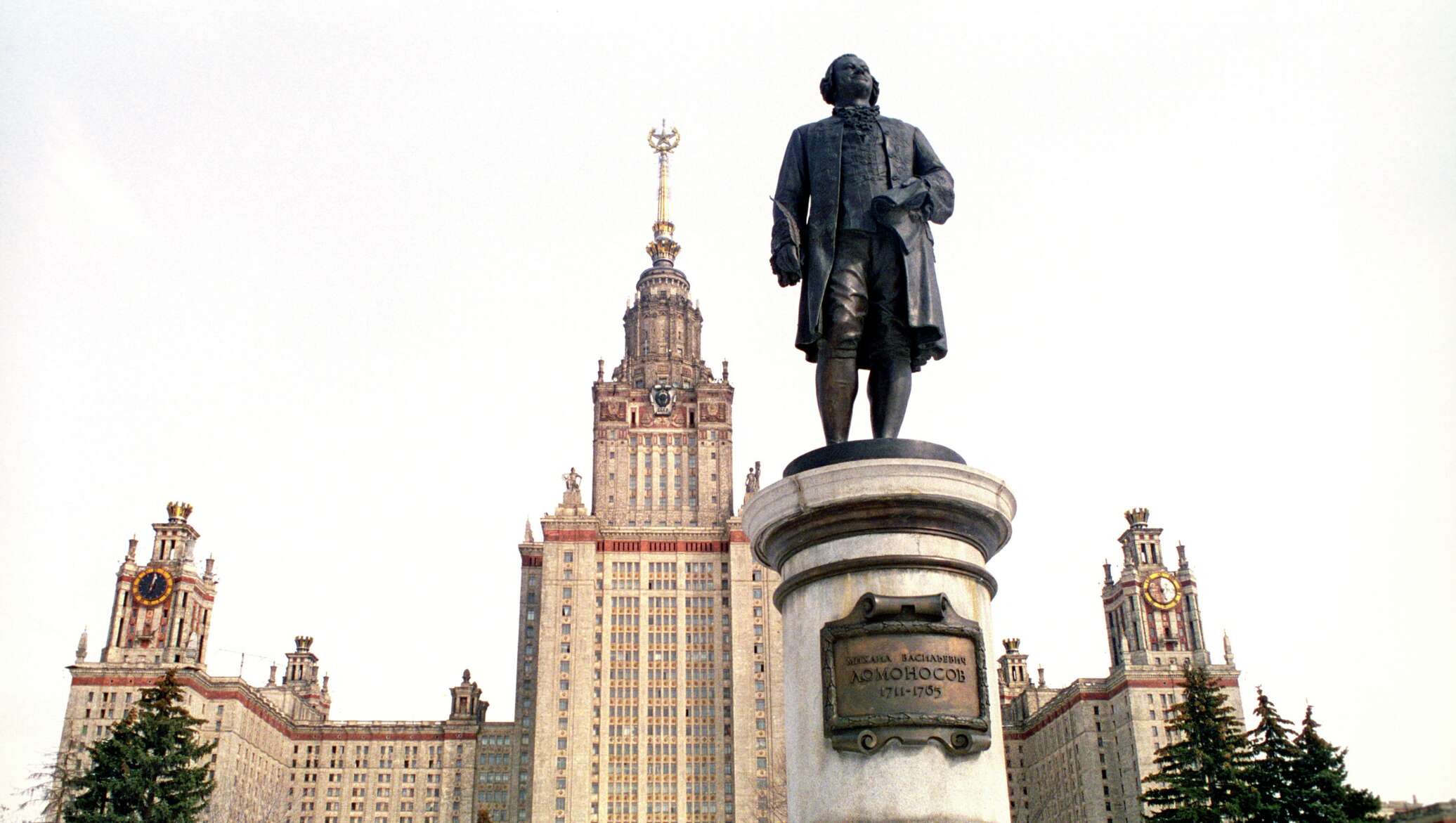 Памятник ломоноса. Ломоносов Михаил Васильевич памятник в Москве МГУ. Памятник Ломоносову перед МГУ Москва. Памятник Ломоносову (Москва, воробьёвы горы). Памятник м.в.Ломоносову перед МГУ.