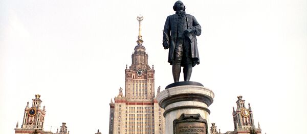Памятник М.В. Ломоносову (открыт в 1954 году, скульптор Н.В. Томский, архитектор Л.В. Руднев). На втором плане - Московский Государственный университет имени М.В. Ломоносова. Памятник М.В. Ломоносову (открыт в 1954 году, скульптор Н.В. Томский, архитектор Л.В. Руднев). На втором плане - Московский Государственный университет имени М.В. Ломоносова. - Sputnik Казахстан