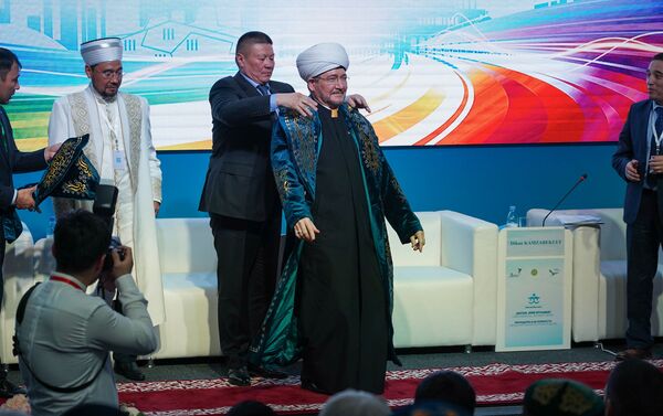 Главе Совета муфтиев России Равилю Гайнутдину подарили чапан в Казахстане  - Sputnik Казахстан