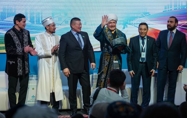Главе Совета муфтиев России Равилю Гайнутдину подарили чапан в Казахстане  - Sputnik Казахстан