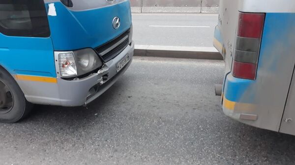 Два пассажирских автобуса столкнулись в Алматы: пострадала женщина Два пассажирских автобуса столкнулись в Алматы: пострадала женщина - Sputnik Казахстан