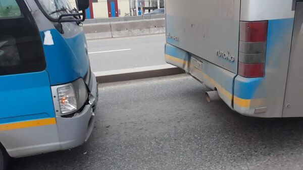 Два пассажирских автобуса столкнулись в Алматы: пострадала женщина Два пассажирских автобуса столкнулись в Алматы: пострадала женщина - Sputnik Казахстан