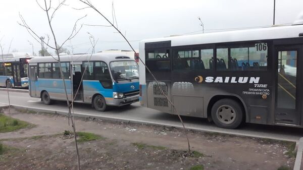 Два пассажирских автобуса столкнулись в Алматы: пострадала женщина Два пассажирских автобуса столкнулись в Алматы: пострадала женщина - Sputnik Казахстан