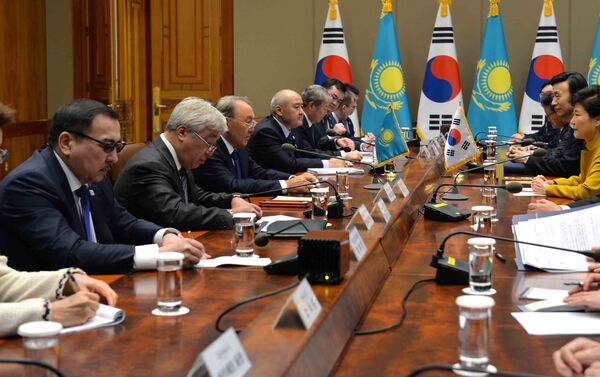 Переговоры с президентом Республики Корея Пак Кын Хе в расширенном составе - Sputnik Казахстан