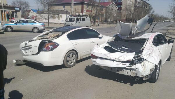 Крыша рухнула на автомобили в Атырау  - Sputnik Казахстан