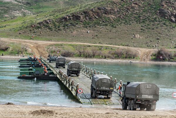 Военные учения на реке Или - Sputnik Казахстан