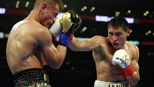 Казахстанский боксер Жанибек Алимханулы во время боя с мексиканцем Кристианом Оливасом - Sputnik Казахстан