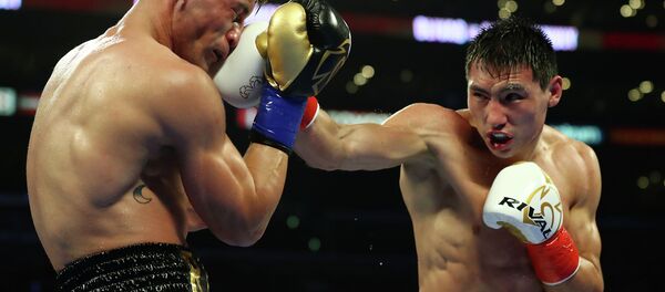 Казахстанский боксер Жанибек Алимханулы во время боя с мексиканцем Кристианом Оливасом Казахстанский боксер Жанибек Алимханулы во время боя с мексиканцем Кристианом Оливасом - Sputnik Казахстан
