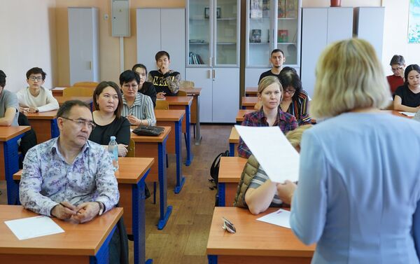 Участники Тотального диктанта в республиканской физико-математической школе в Нур-Султане - Sputnik Казахстан
