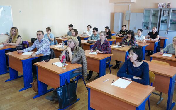  Участники Тотального диктанта в республиканской физико-математической школе в Нур-Султане - Sputnik Казахстан