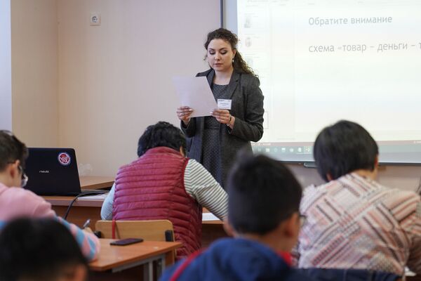 Жители столицы Казахстана во второй раз написали Тотальный диктант - Sputnik Казахстан