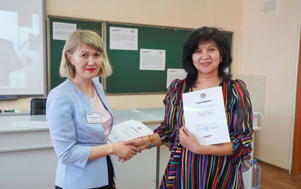 Координатор проведения Тотального диктанта в Нур-Султане Лаура Ильясова (слева) - Sputnik Казахстан