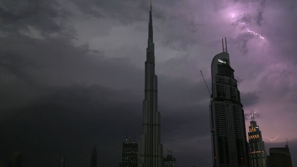 Молния освещает небо возле самого высокого здания в мире, Бурдж-Халифа, в Дубае, Объединенные Арабские Эмираты. Архивное фото - Sputnik Казахстан