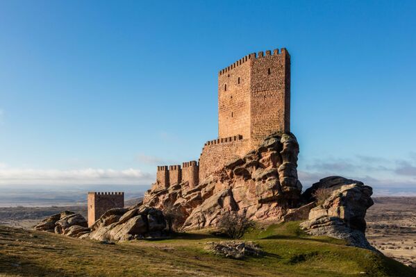 Замок Сафра XIII века, расположенный в испанской провинции Гвадалахара   - Sputnik Казахстан