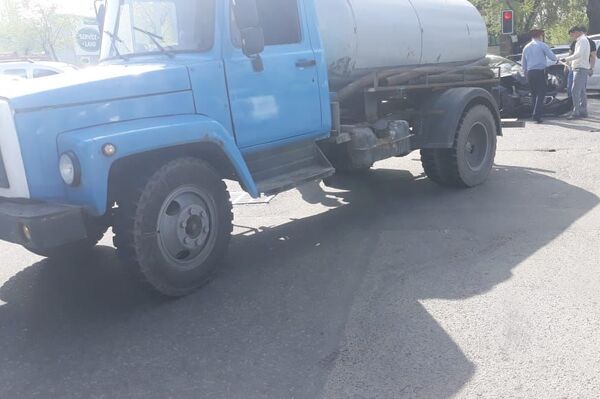 Водовоз стал причиной аварии на пересечении проспекта Суюнбая и улицы Баянаульской - Sputnik Казахстан