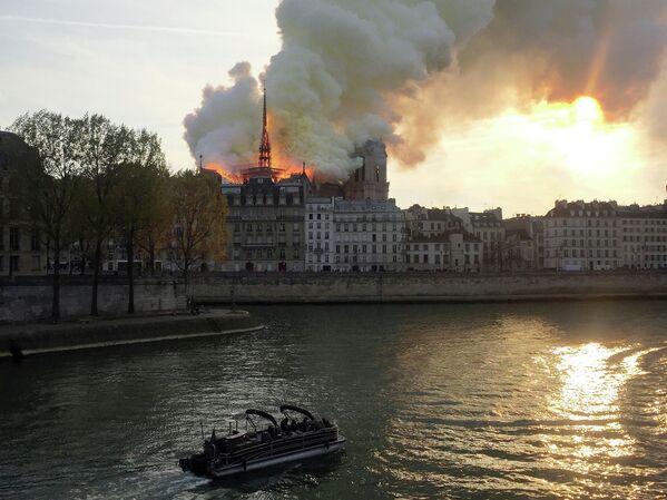  Собор Парижской Богоматери (Нотр-Дам-де-Пари) горел во Франции (Париж) - Sputnik Казахстан