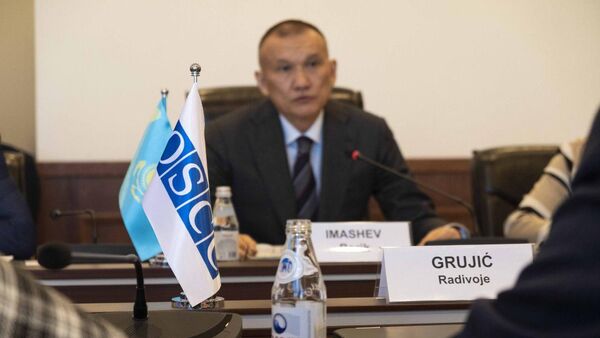 Председатель Центральной избирательной комиссии РК Берик Имашев во время встречи с представителями Миссии БДИПЧ/ОБСЕ  - Sputnik Казахстан