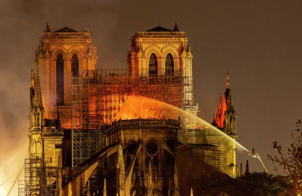 Пожар в Нотр-Даме: что стало с реликвиями - Sputnik Казахстан