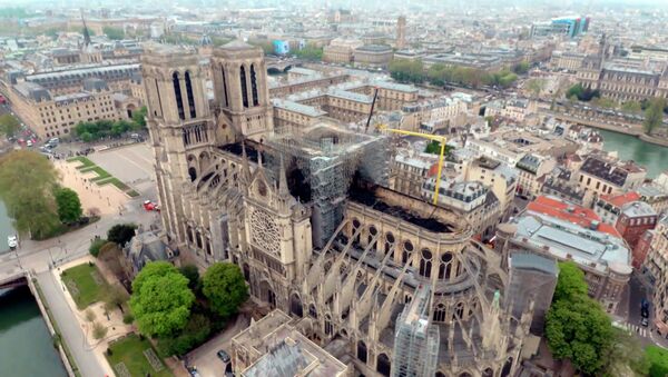 Пострадавшее от пожара здание собора Парижской Богоматери сняли в высоты птичьего полета - Sputnik Казахстан