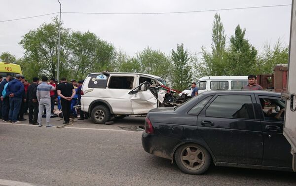 Водитель Mitsubishi Delica врезался в КамАЗ и погиб до приезда медиков - Sputnik Казахстан