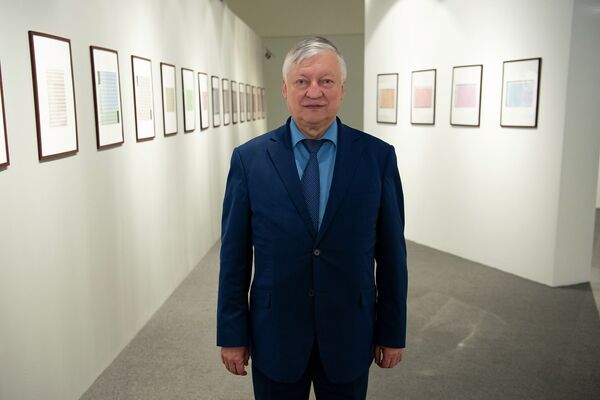 Выдающийся шахматист Анатолий Карпов привез в Нур-Султан редкую коллекцию марок - Sputnik Казахстан