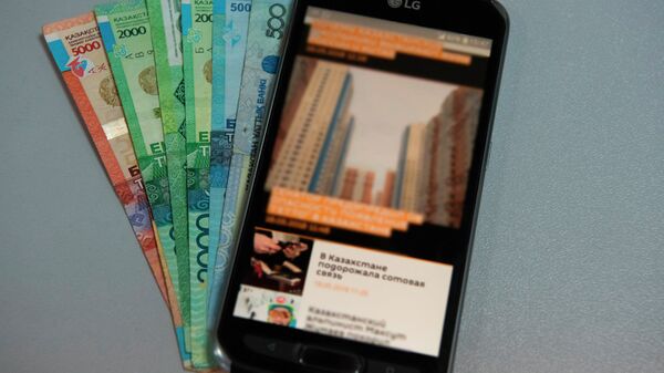 Мобильный телефон и деньги, архивное фото - Sputnik Казахстан