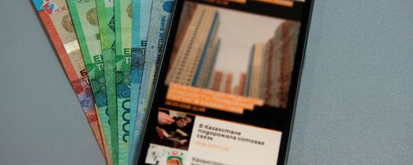Мобильный телефон и деньги, архивное фото Мобильный телефон и деньги, архивное фото - Sputnik Казахстан