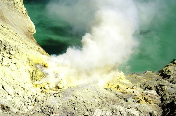 Кальдера вулкана Иджен, в которой раположено сернистое озеро Кавах Иджен, Индонезия - Sputnik Казахстан