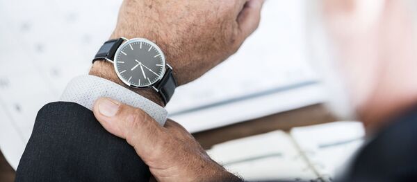 Мужчина смотрит на часы - Sputnik Казахстан