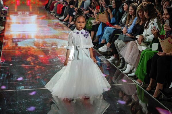 На подиум вышла совсем юная модель - Диана - дочь Динары Сатжан  - Sputnik Казахстан