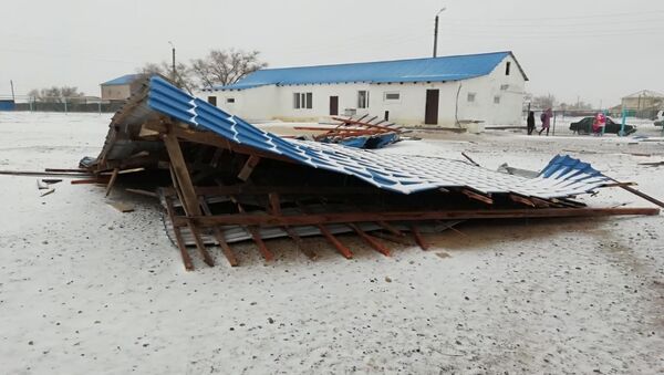 Из-за сильного ветра сорвало кровлю здания в Атырауской области  - Sputnik Казахстан