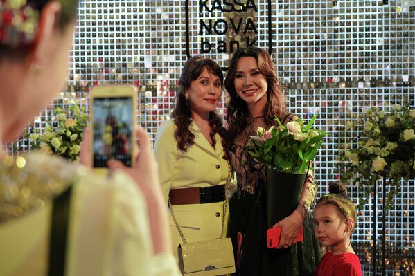 Перед началом показа организатор Kazakhstan Fashion Week Динара Сатжан встречает гостей - Sputnik Казахстан