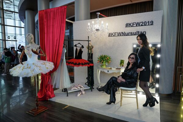  Гости Kazakhstan Fashion Week фотографируются на память около необычного стенда, который стилизован под гримерку балерин - Sputnik Казахстан