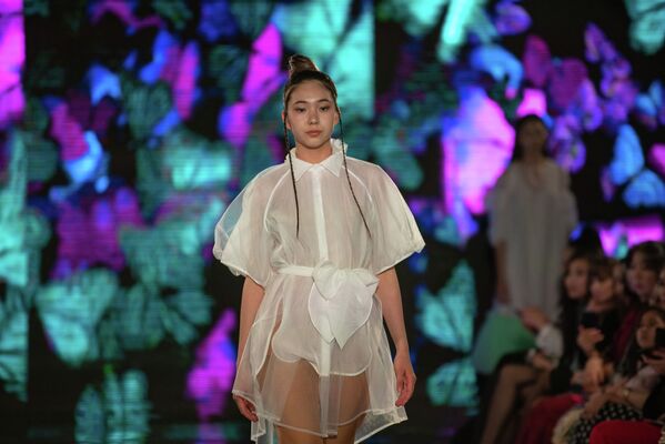 Юная модель показа KFW в воздушном коротком платье от казахстанского дизайнера Аиды Кауменовой - Sputnik Казахстан