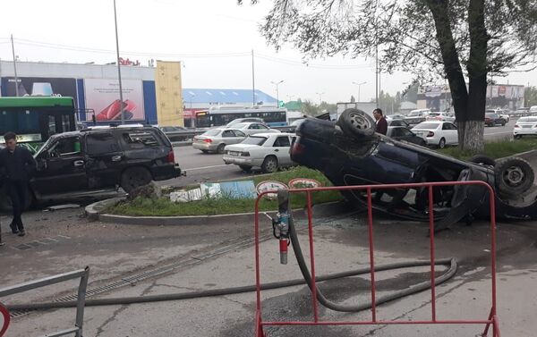 Крупная авария на проспекте Раимбека, напротив ТД Арзан  - Sputnik Казахстан