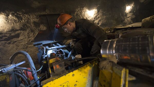 Архивное фото рабочего на подземном ремонтном участке на шахте золотоносного рудника - Sputnik Казахстан