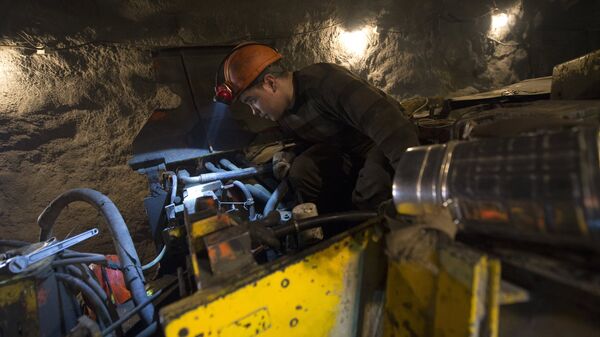 Рабочий на шахте золотоносного рудника, архивное фото  - Sputnik Казахстан